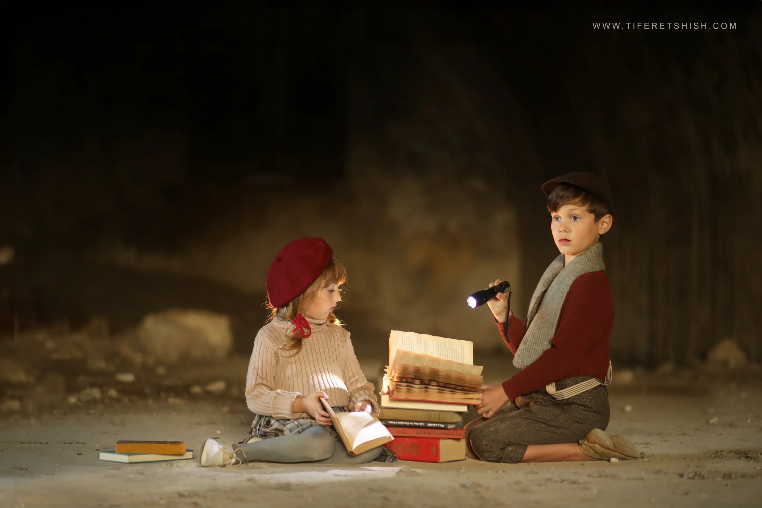 ילד וילדה חוקרים 2 שילוב של תמונות הילד