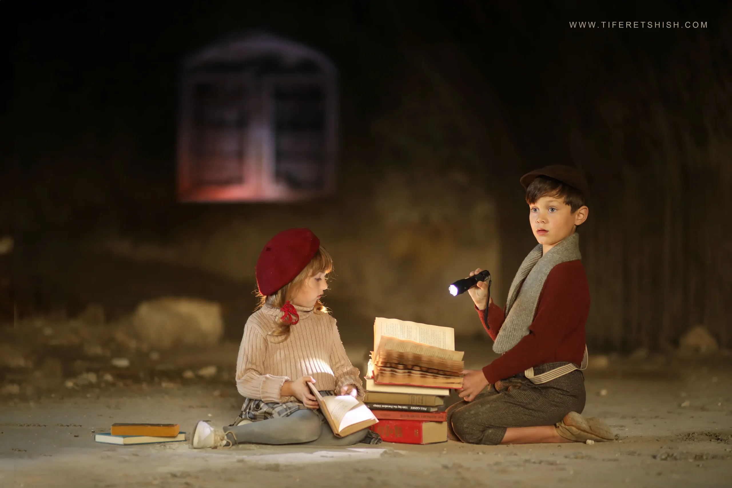 ילד וילדה חוקרים 3 שילוב של החלון