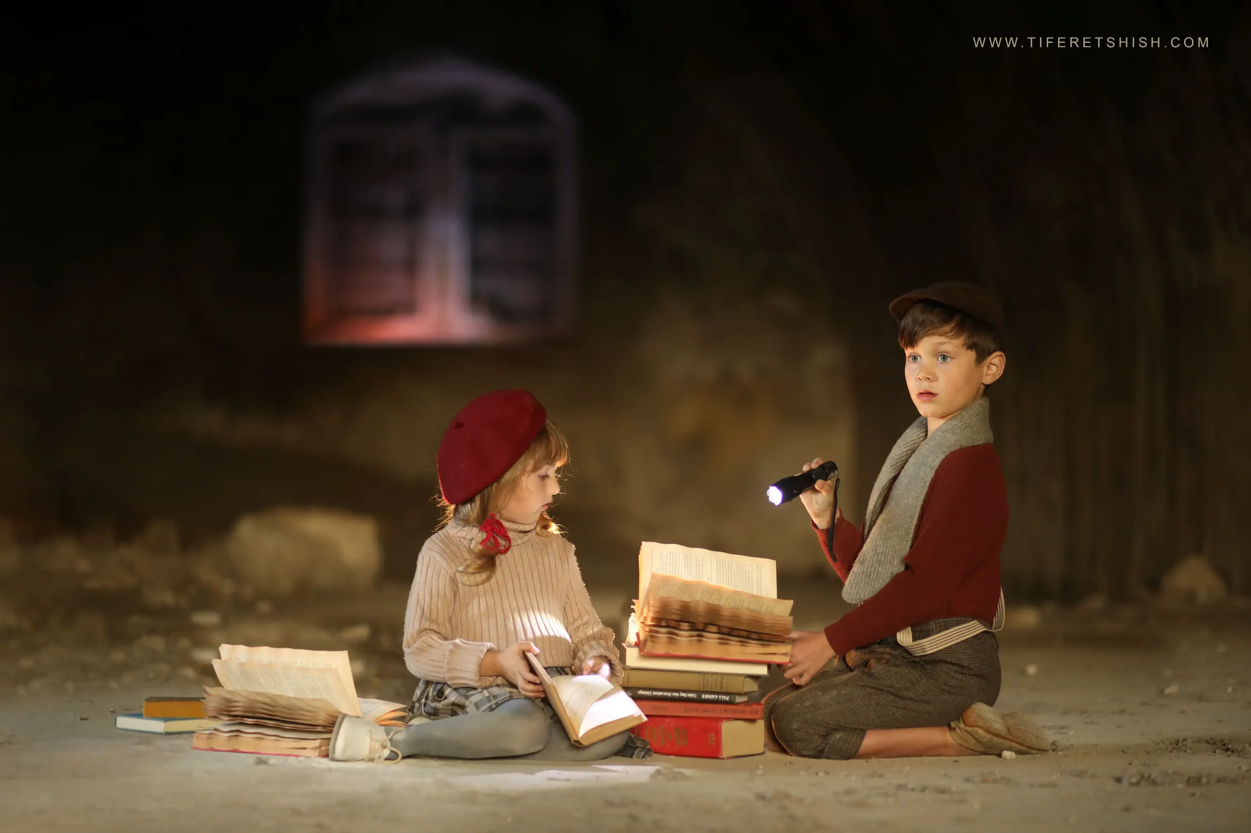 ילד וילדה חוקרים 4 שילוב של הספרים מצד שמאל