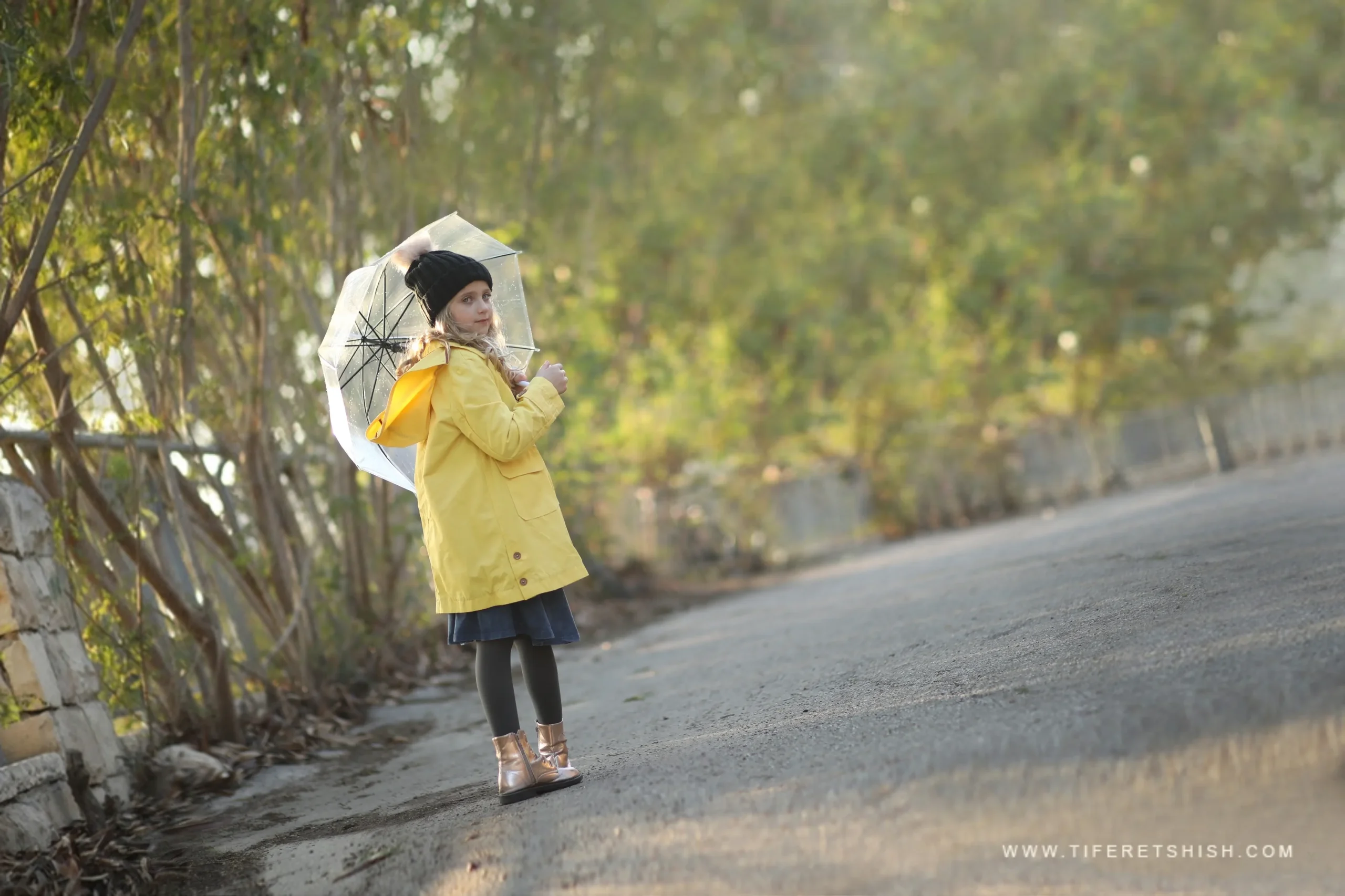 ילדה מטריה 2 ילדה מטריה 2