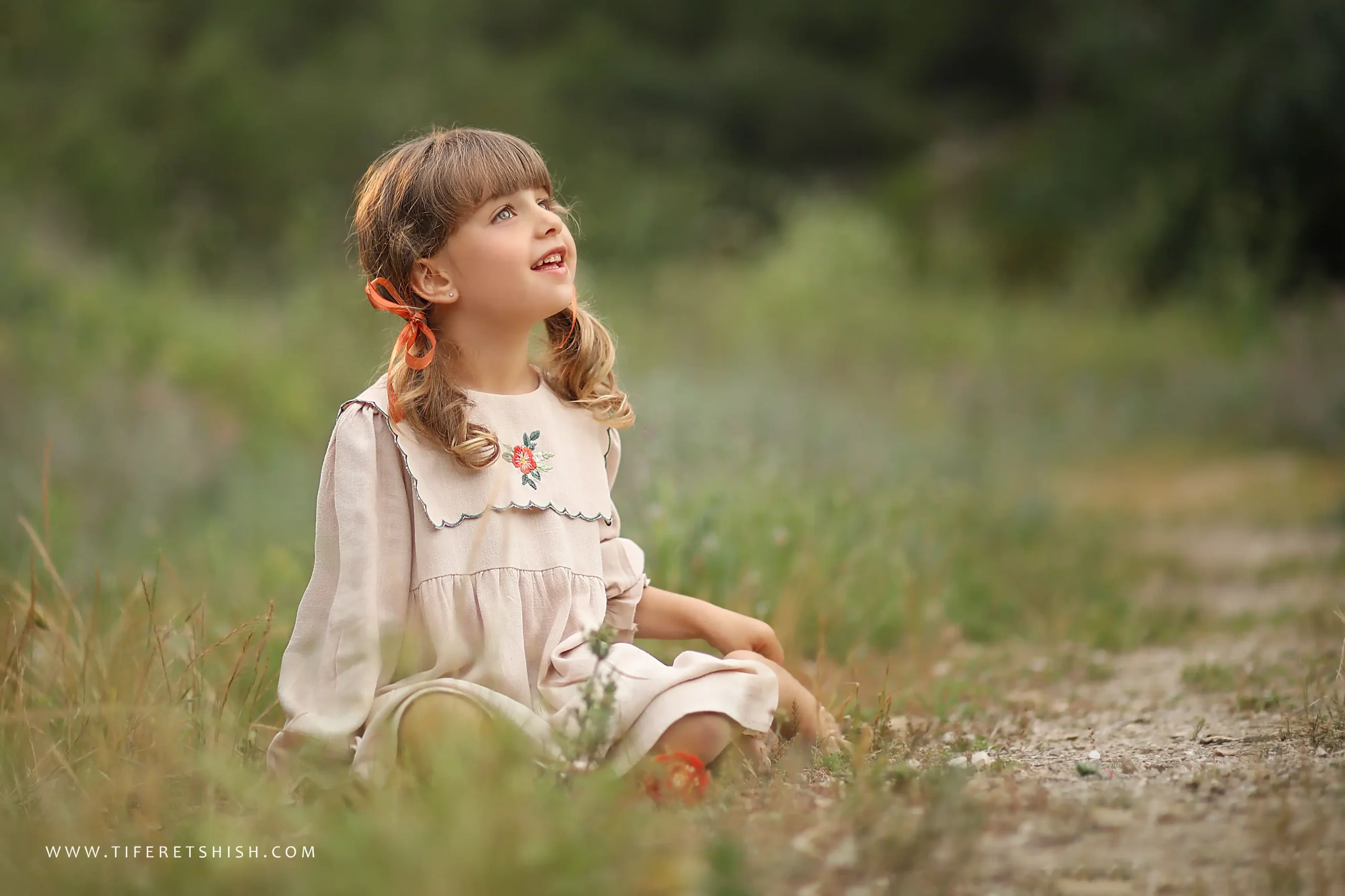 ילדה פרחים סגולים 5 תלת מימדיות וחידוד ילדה פרחים סגולים 5 תלת מימדיות וחידוד